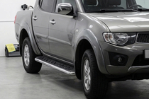 Mitsubishi L200 2006-2015 гг. Боковые Подножки Maydos V1 (2 шт., Алюминий и Нержавейка) фото 1
