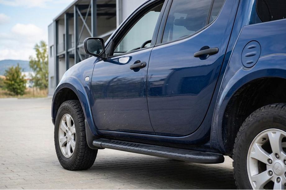 Mitsubishi L200 2006-2015 гг. Боковые пороги Bosphorus Black (2 шт., алюминий) Image