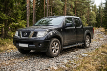 Nissan Navara 2006-2015 гг. Боковые Подножки Maydos V1 (2 шт., Алюминий и Нержавейка) фото 1