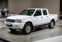 Nissan NP300 1999-2015 гг. Боковые Подножки Allmond Black (2 шт., Алюминий) фото 1