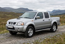 Nissan NP300 1999-2015 гг. Боковые Подножки Maydos V1 (2 шт., Алюминий и Нержавейка) фото 1