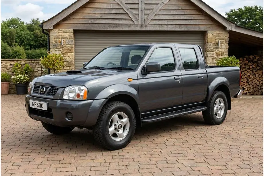 Nissan NP300 1999-2015 гг. Боковые пороги Bosphorus Black (2 шт., алюминий) Image