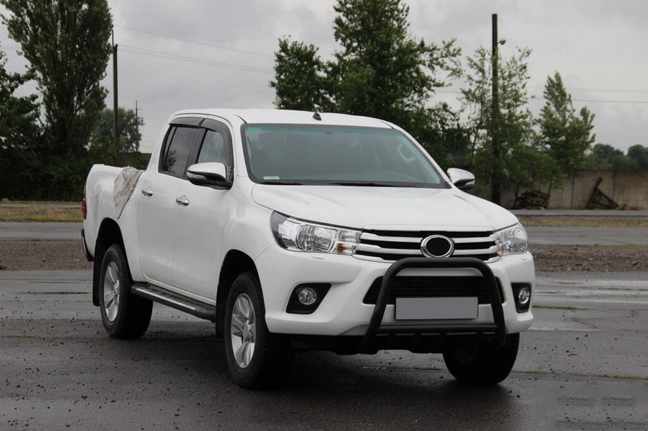 Toyota Hilux 2015- гг. Передняя защита QT008 Black (нерж) Image