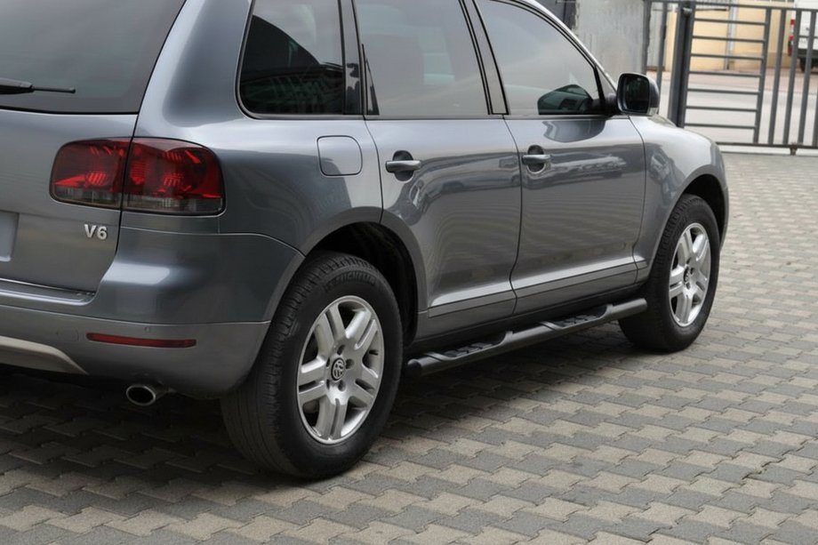 Volkswagen Touareg 2002–2010 гг. Боковые трубы Black (2 шт., нержавейка) Image