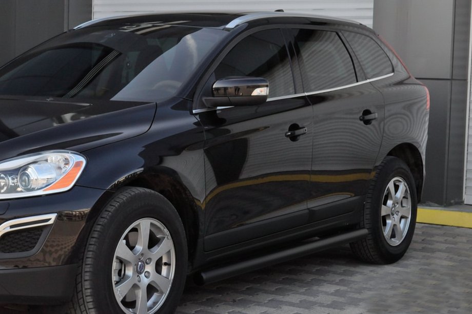 Volvo XC60 2009-2017 гг. Боковые трубы BB004 Черные (2 шт, Нержавейка) Image