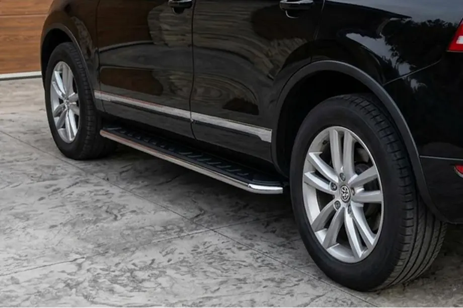 Volkswagen Touareg 2002–2010 гг. Боковые Подножки Maydos V1 (2 шт., Алюминий и Нержавейка) Image