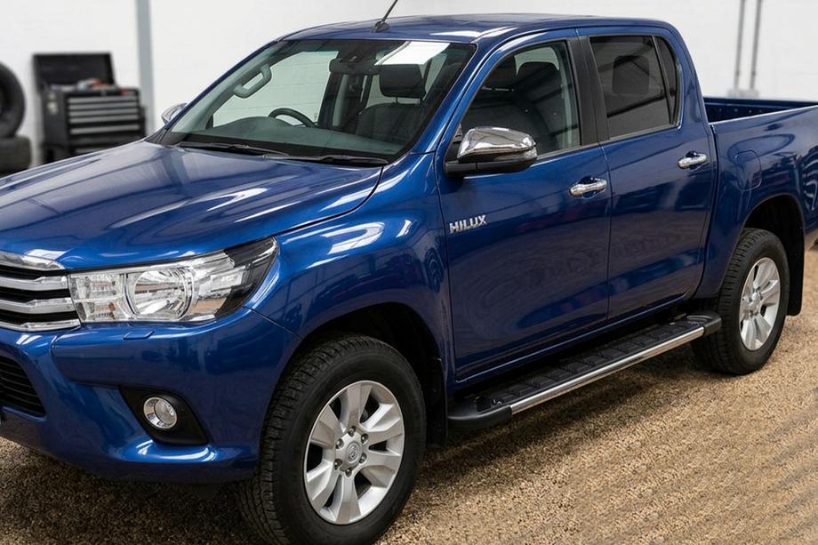 Toyota Hilux 2015- гг. Боковые пороги RedLine V1 (2 шт., алюминий) Image