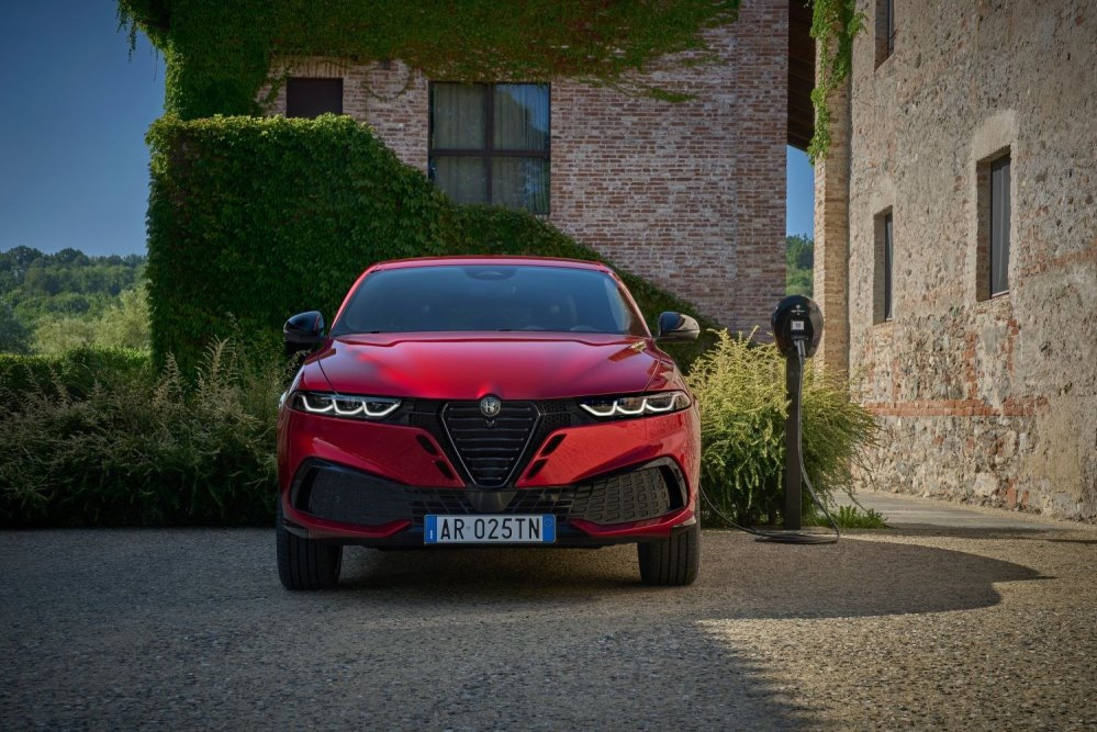 Обзор Alfa Romeo Tonale 2025: итальянский стиль в компактном кроссовере