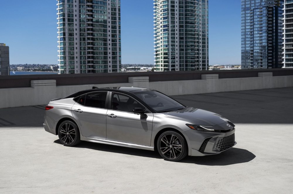 Обзор Toyota Camry (XV80): надежный гибридный седан нового поколения