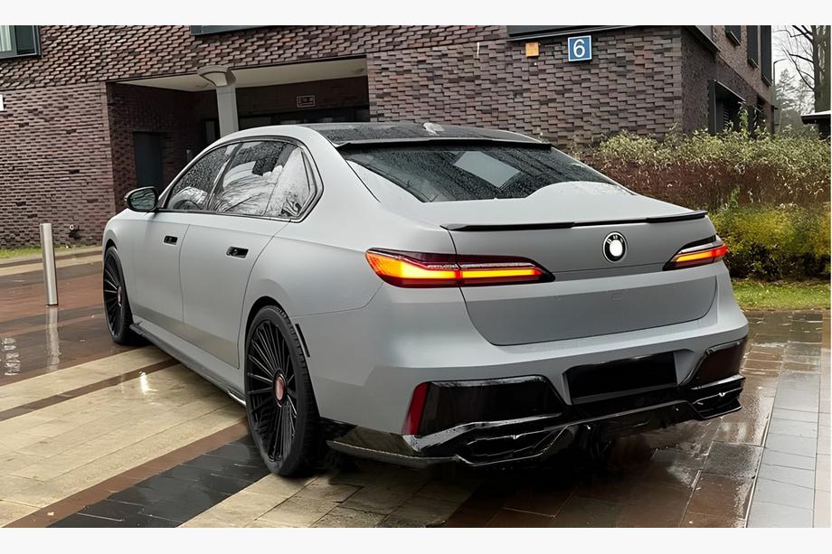BMW 7 серия G70/G71 2022- гг. Задний диффузор с насадками на выхлоп (для M760, M-Sport и i7 M70) Image