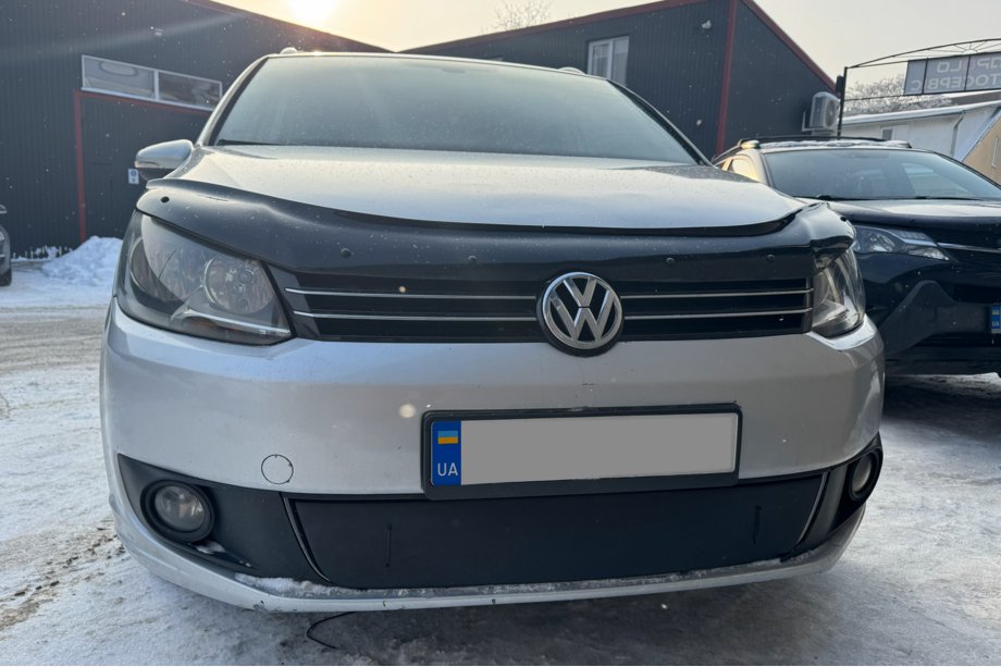 Volkswagen Touran 2010-2015 гг. Зимняя накладка на решетку (нижняя) Матовый Image