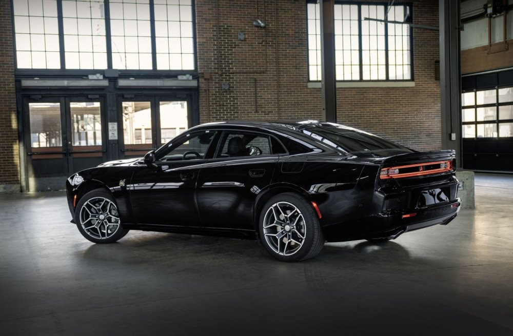 Четырехдверный Dodge Charger VIII: обзор современного маслкара