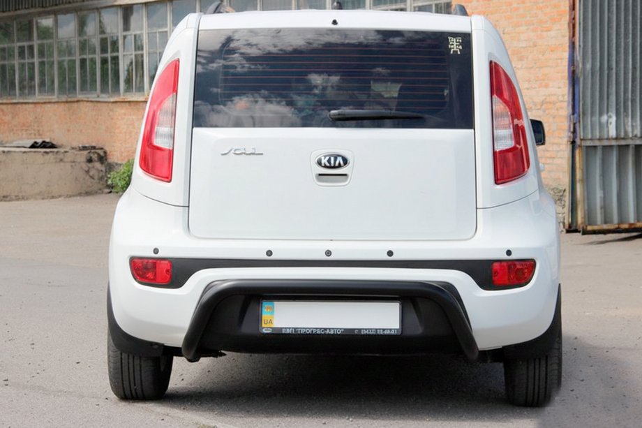 Kia Soul I 2008-2013 гг. Задняя дуга AK002 Черная (нерж. сталь) Image