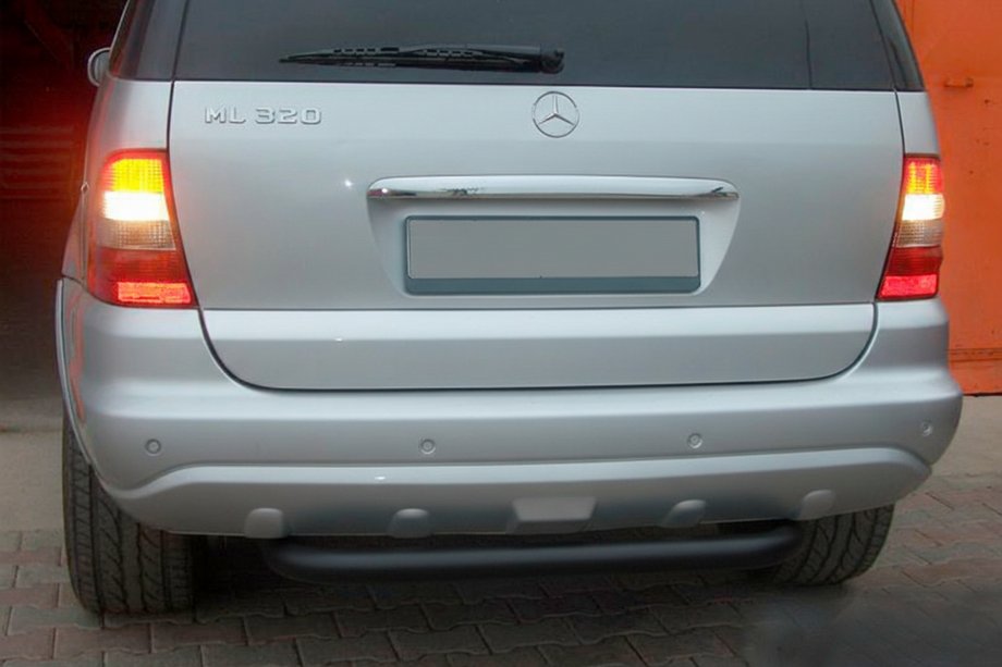 Mercedes ML W163 1997-2005 гг. Задняя дуга AK006 Черная (Нержавеющая сталь) Image