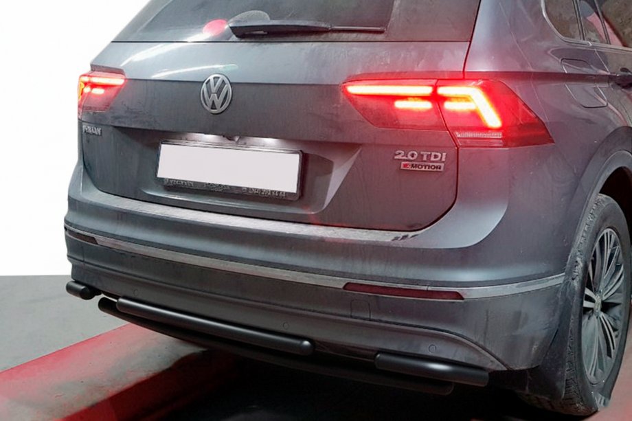 Volkswagen Tiguan 2016-2023 гг. Задняя защита AK001-2 Черный (нерж. сталь) Image