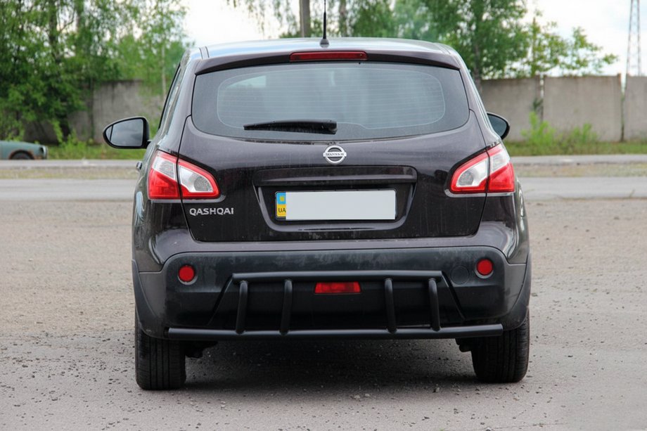 Nissan Qashqai 2007-2010 гг. Задняя дуга AK011 Черная (нерж.) Image