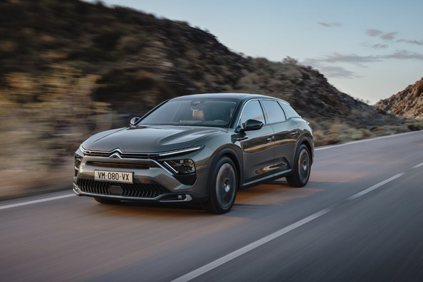 Обзор Citroën C5 X Hybrid: комфортный кросс-лифтбек с мягким гибридом фото 2