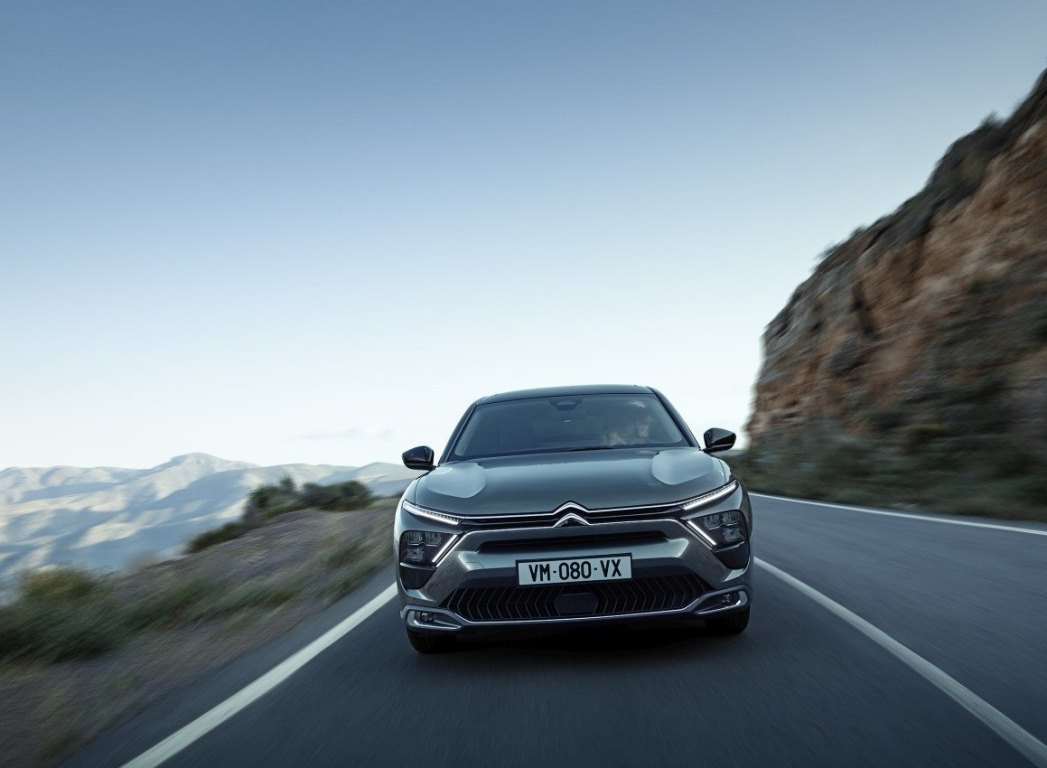 Обзор Citroën C5 X Hybrid: комфортный кроссовер с мягким гибридом