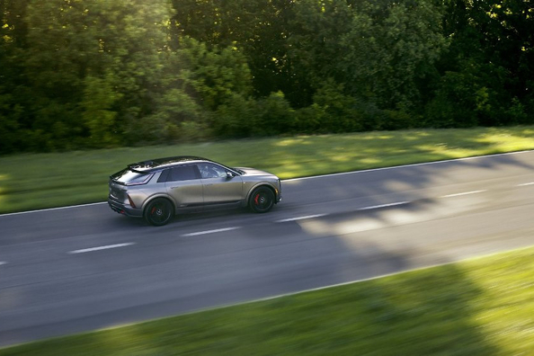 Cadillac Lyriq V (2026): обзор высокопроизводительного электрического SUV фото 3
