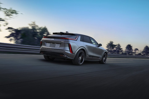 Cadillac Lyriq V (2026): обзор высокопроизводительного электрического SUV фото 4