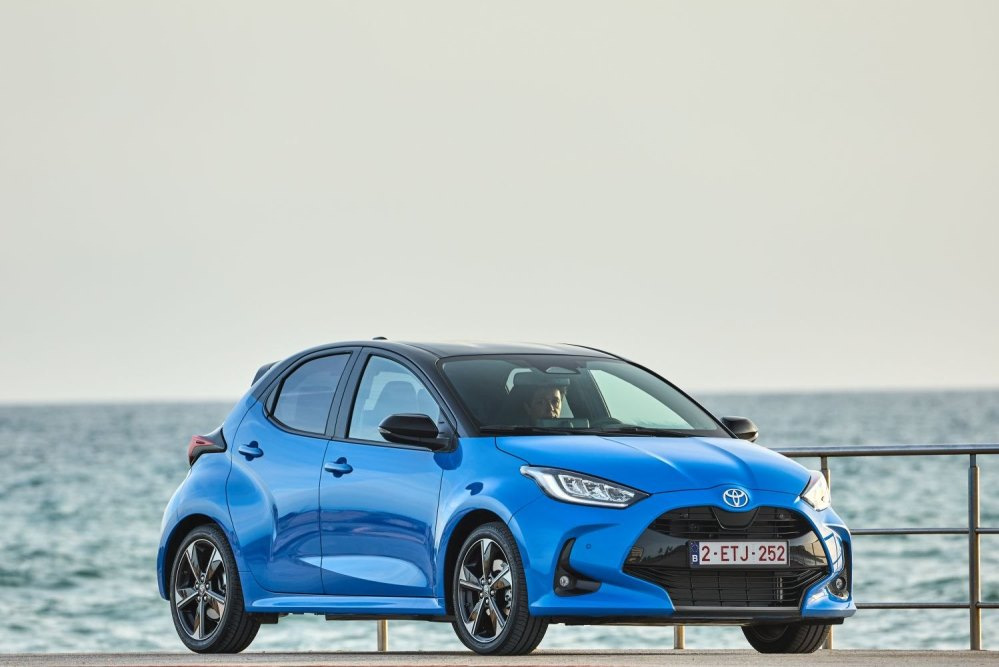 Toyota Yaris Full Hybrid: обзор экономичного городского хэтчбека