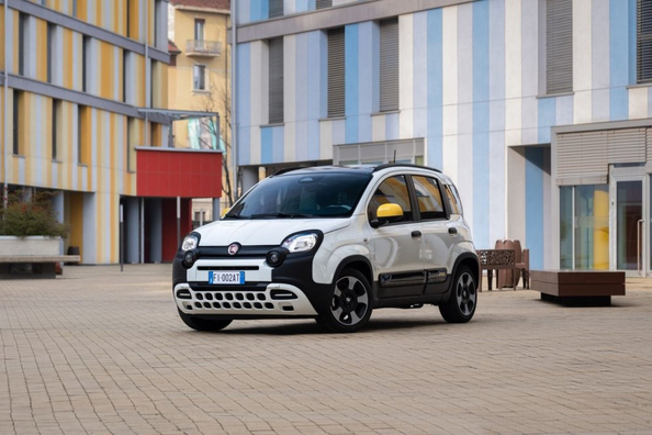 Обзор Fiat Pandina: обновлённый городской хэтчбек с мягкой гибридной системой фото 1