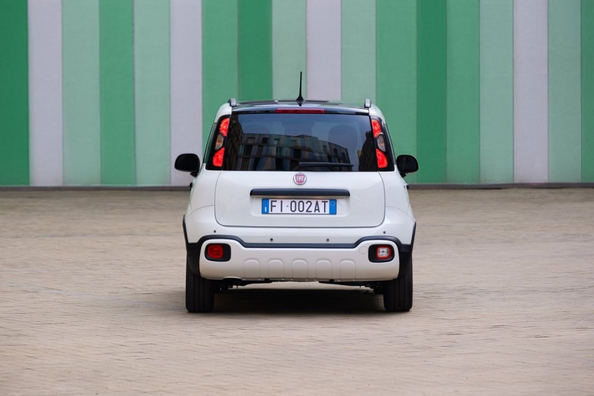 Обзор Fiat Pandina: обновлённый городской хэтчбек с мягкой гибридной системой фото 4
