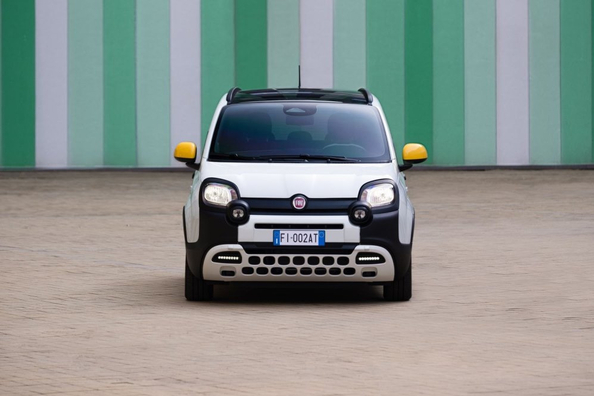Обзор Fiat Pandina: обновлённый городской хэтчбек с мягкой гибридной системой фото 2