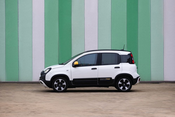 Обзор Fiat Pandina: обновлённый городской хэтчбек с мягкой гибридной системой фото 3