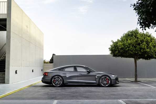 Audi RS e-tron GT 2025 — электрический гран-туризм премиум-класса фото 3