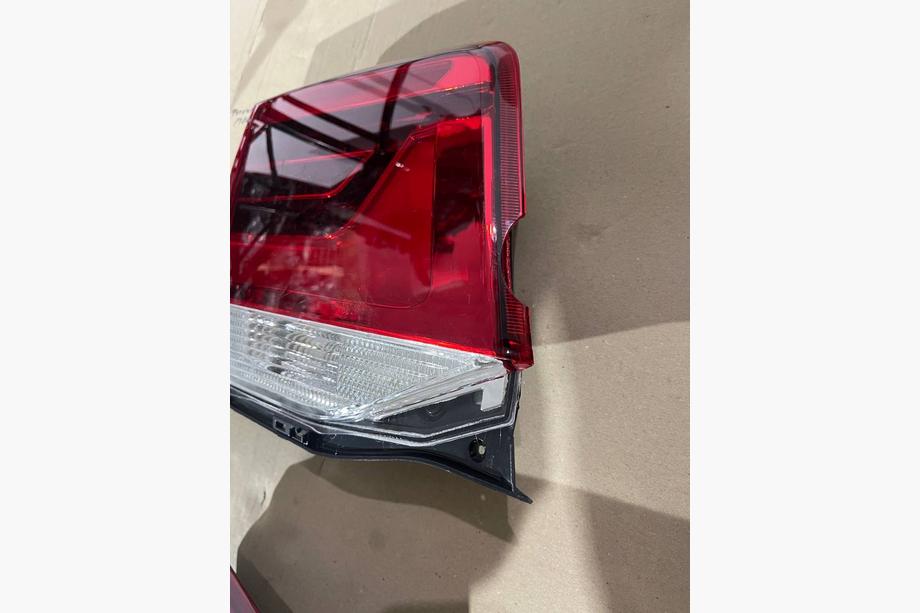 Toyota Land Cruiser 200 2007-2021 гг. Уценка Задний левый внутренний фонарь 2016-2021 (OEM стандарт) (на крышку багажника) (треснутый) Фото 2
