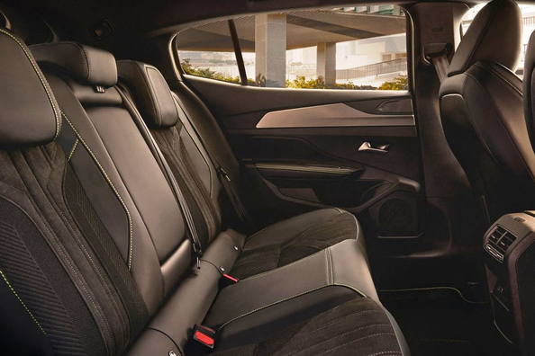 Обзор обновленного Peugeot 408 (2026): стильный кросс-лифтбек с электрифицированными технологиями фото 6