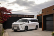 Lexus LM 500h: роскошный гибридный минивэн для VIP-перевозок фото 1