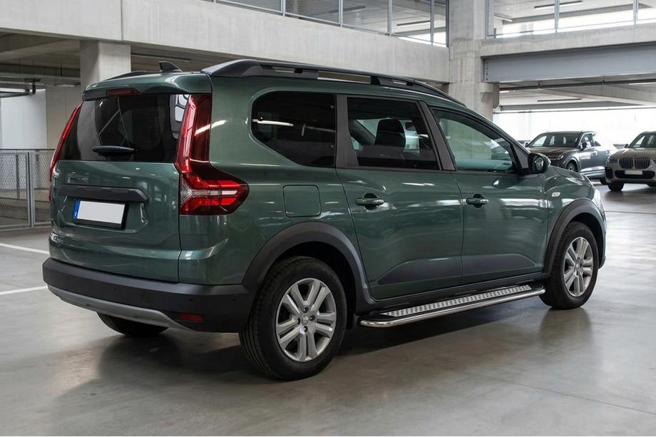 Dacia Jogger 2022- гг. Боковые Подножки Maydos V2 (2 шт., Алюминий и Нержавеющая Сталь) Image