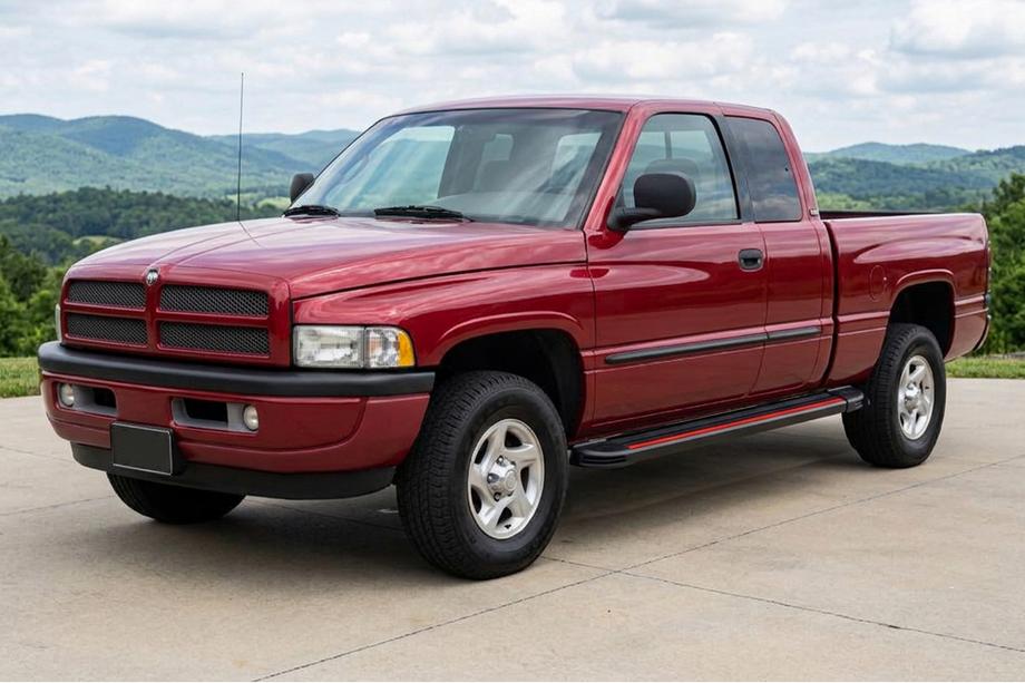 Dodge RAM (BR/BE) 1994–2002 гг. Боковые пороги Maya Red (2 шт., алюминий) Image