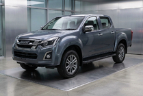 Isuzu D-Max 2019- гг. Боковые пороги Bosphorus Black (2 шт., Алюминий) фото 1