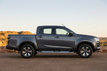 Isuzu D-Max 2019- гг. Боковые Подножки Mevsim Grey (2 шт., Алюминий) фото 1