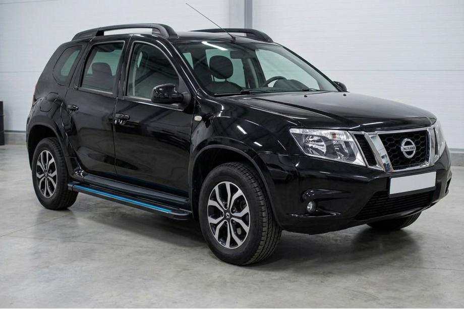Nissan Terrano 2014- гг. Боковые пороги Maya Blue (2 шт., Алюминий) Image