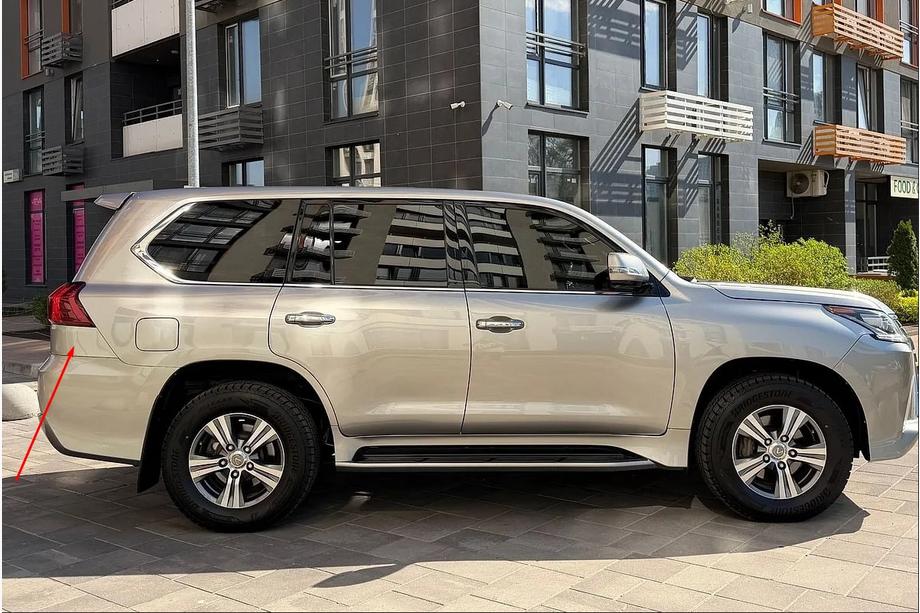 Lexus LX570/450d 2008-2022 гг. Молдинг заднего бампера/крыла 2016-2021 (под задним фонарем) Левый (под покраску) Image