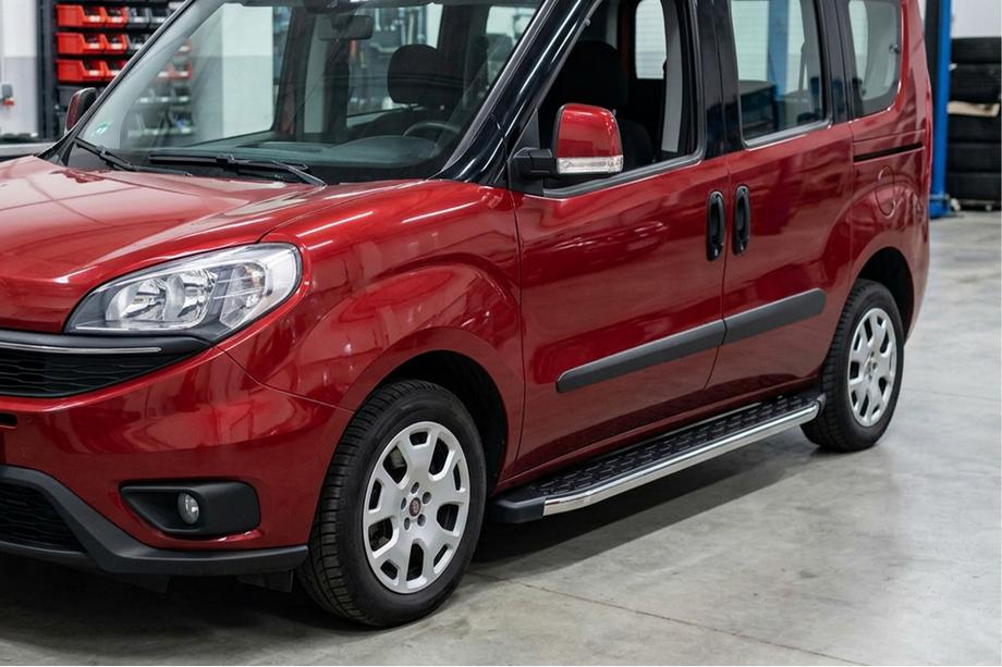 Fiat Doblo II 2010-2022 гг. Боковые Подножки BlackLine (2 шт, Алюминий) Image