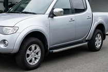 Mitsubishi L200 2006-2015 гг. Боковые Подножки BlackLine (2 шт, Алюминий) фото 1