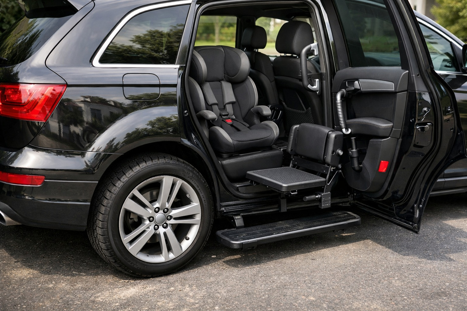 Что установить на Audi Q7 2005-2015 для удобной посадки детей и пожилых пассажиров