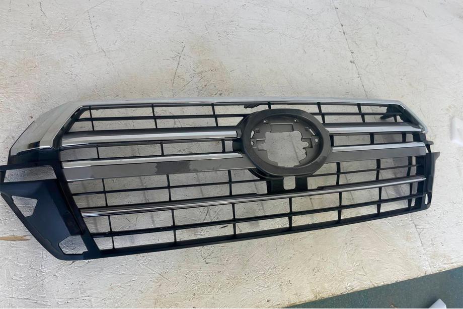 Toyota Land Cruiser 200 2007-2021 гг. Уценка Решетка радиатора 2016-2021 (дизайн 2019) Фото 4