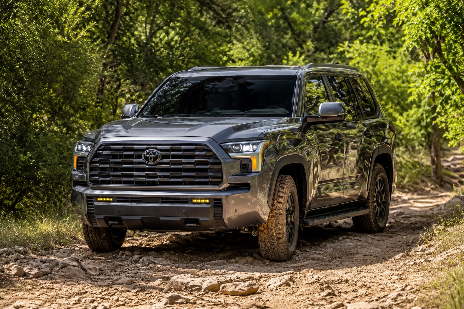 Toyota Sequoia 2027 получила рестайлинг и заводской оффроуд-пакет Trailhunter