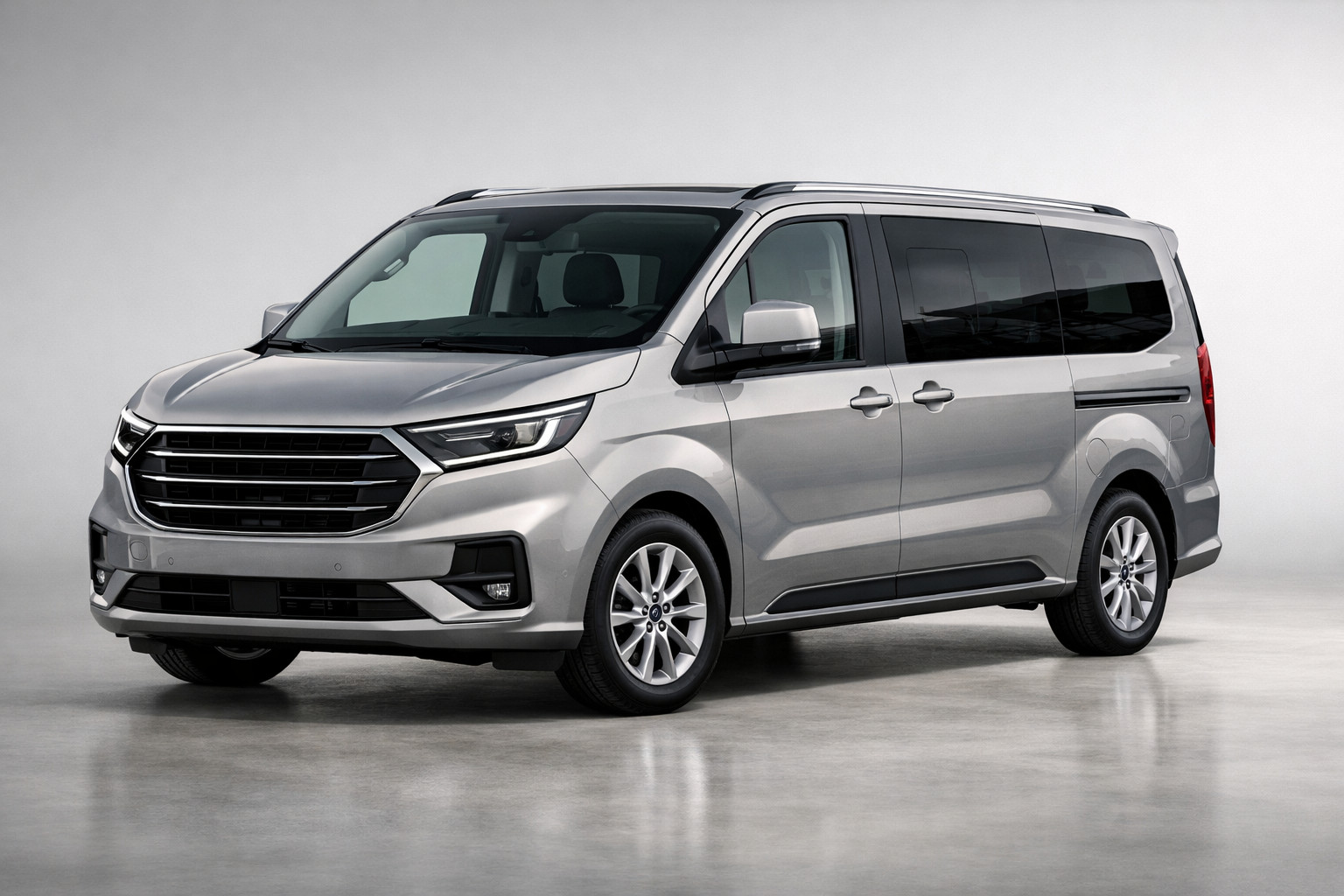Обзор Ford Tourneo Custom 2024: современный минивэн для бизнеса и семьи