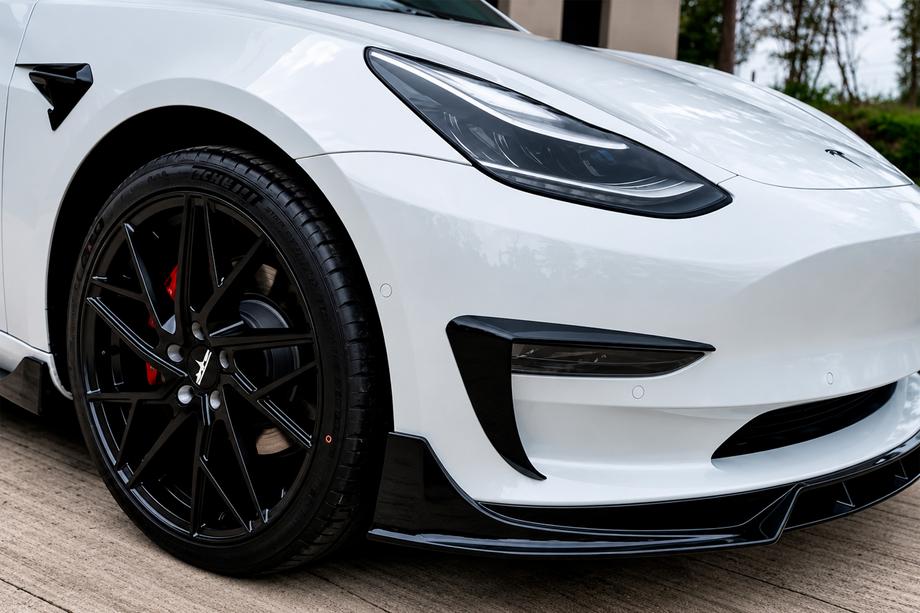 Tesla Model S 2012– гг. Накладки на противотуманки Fast (для 2021+) Image