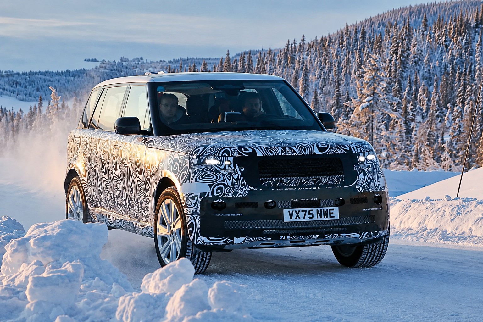 Range Rover Sport Electric 2027: первые фото прототипа, характеристики и дата премьеры