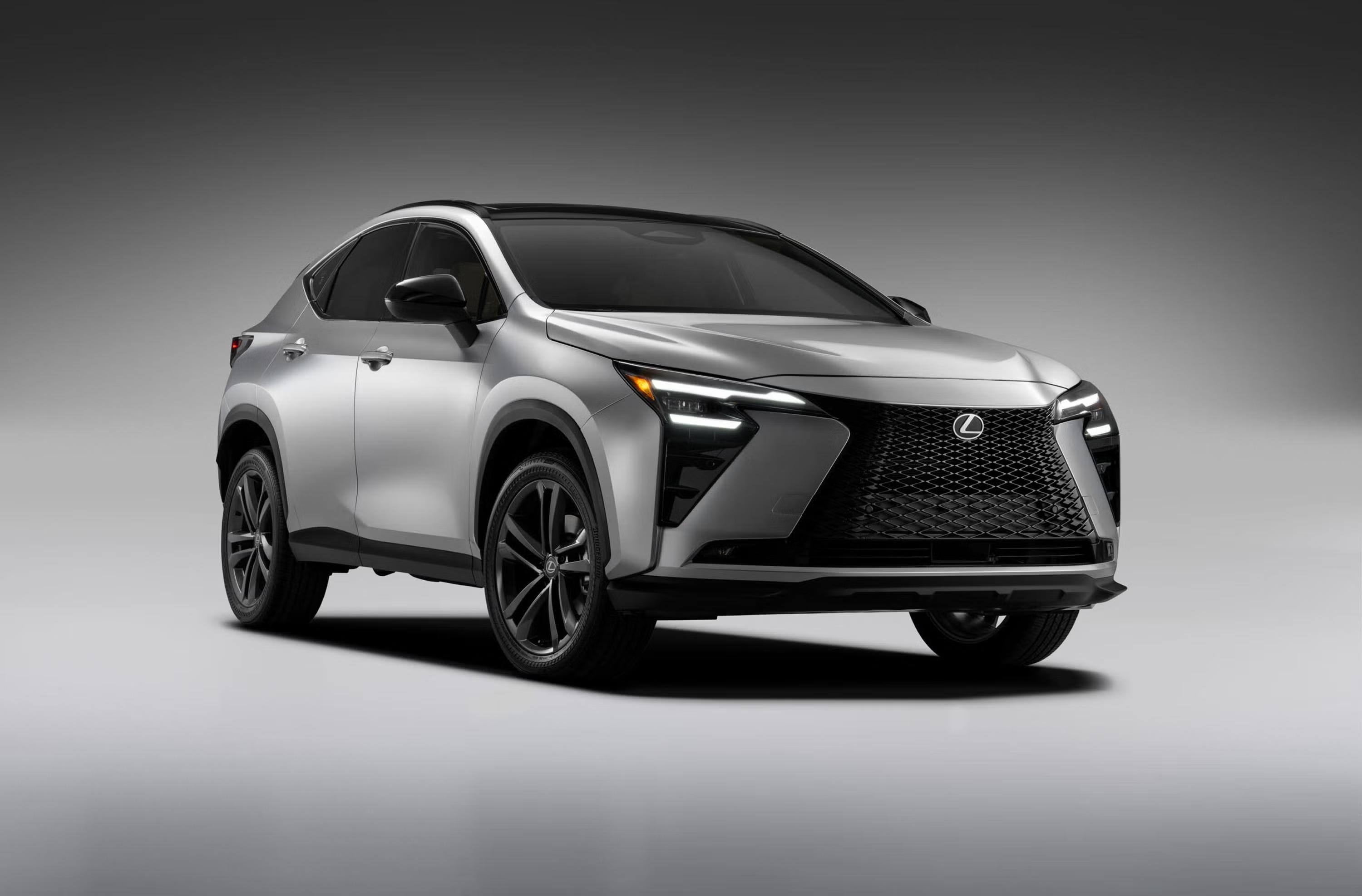 Lexus NX 2027 Facelift: новый дизайн, салон и почти 100 км на электротяге