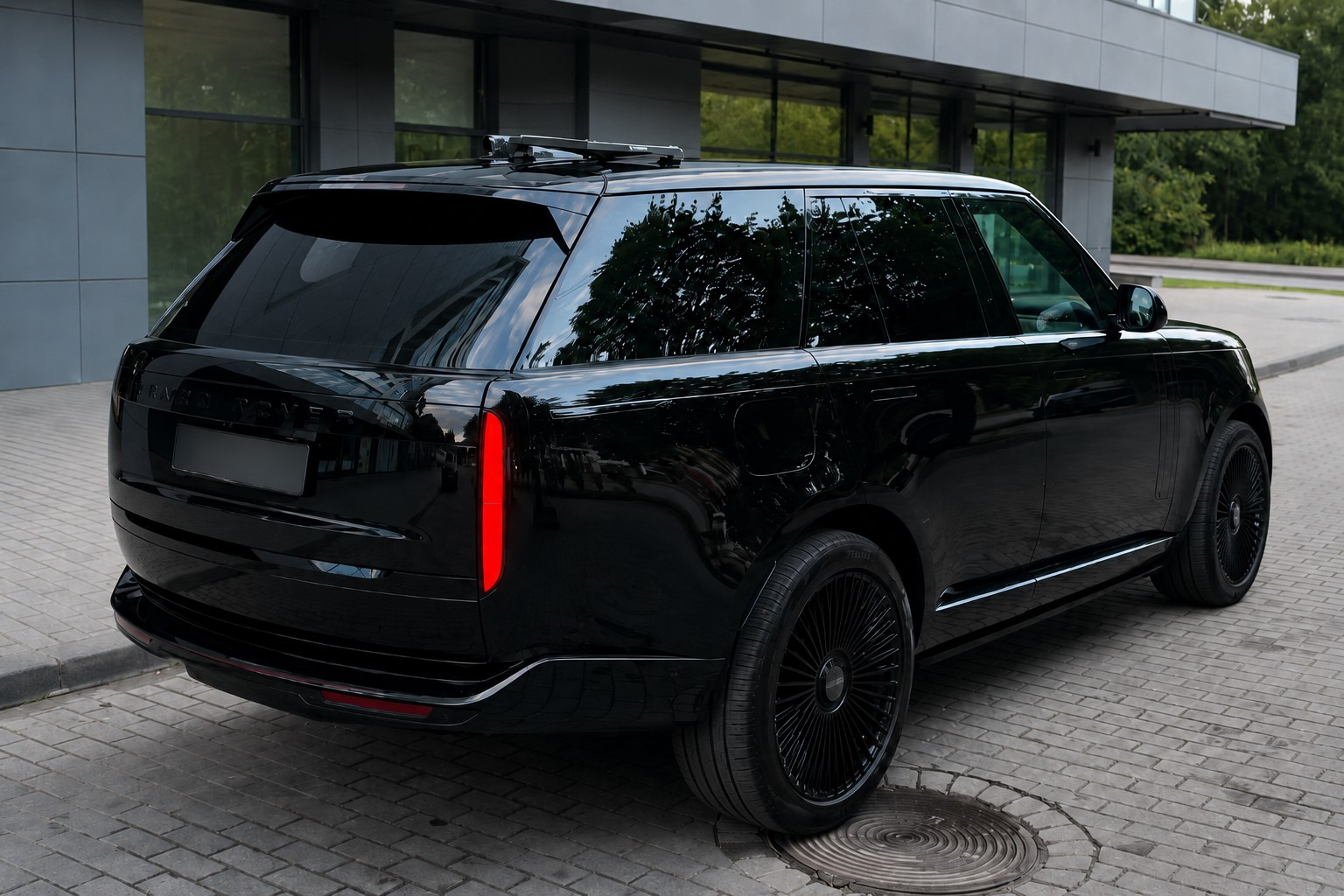 Range Rover L460 2021–: установка кованых дисков HF-8 Black R22 — наши работы