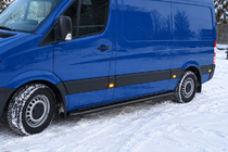 Volkswagen Crafter 2006-2016 гг. Боковые пороги Premium Black (2 шт., нерж. сталь) d60, средняя база фото 1